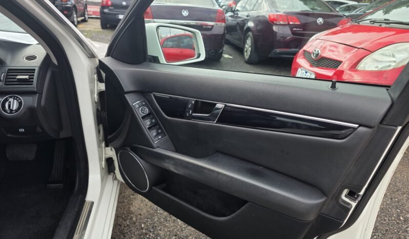 
								Mercedes-Benz C200 full									